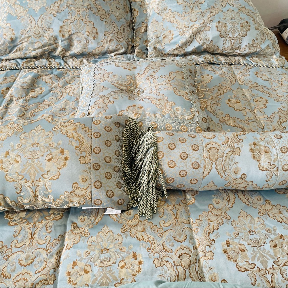 Elegant Blue and Gold Bedding Set with all accessories